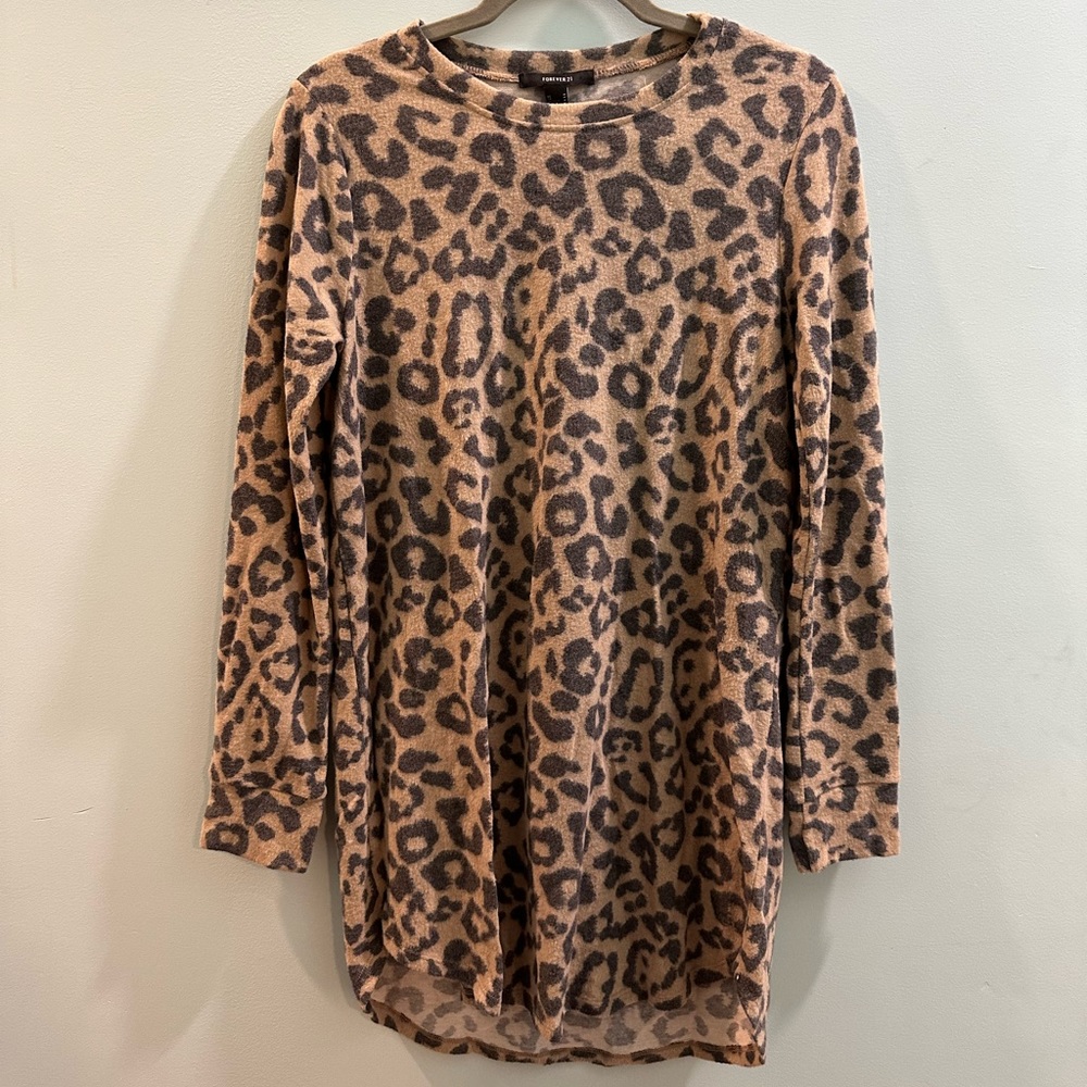 Great fuzzy leopard print dress. Fits a bit flowy except for sleeves!